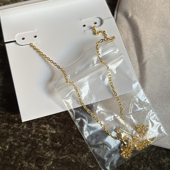 Kendra Scott Gold pearl bow necklace . Gives lovefancy vibes. NWT . - Picture 4 of 4